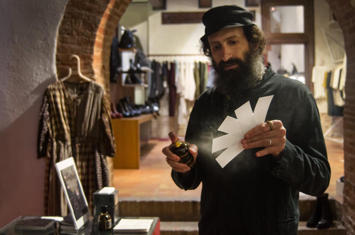 Meo Fusciuni (Giuseppe Imprezzabile) mentre prova le sue fragranze all'interno di Lazzari Store